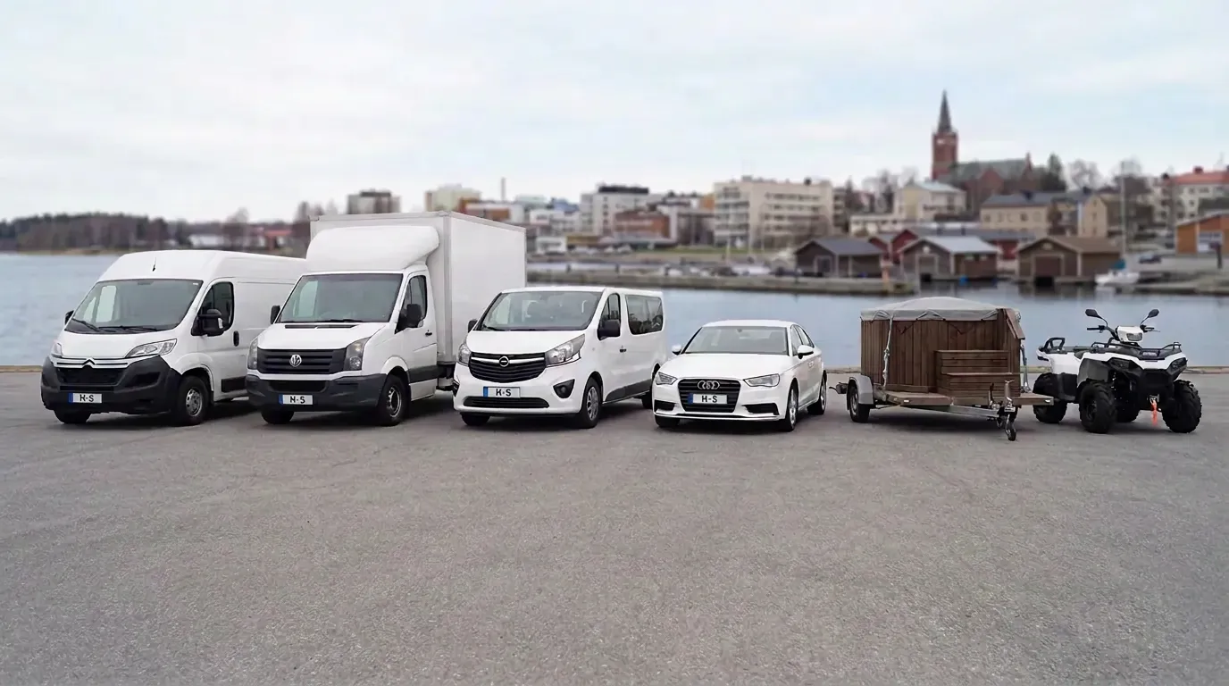 MS-Vuokrauksen kalustoa Lappeenrannassa: pakettiautot, mönkijä, vesijetti ja kylpytynnyri