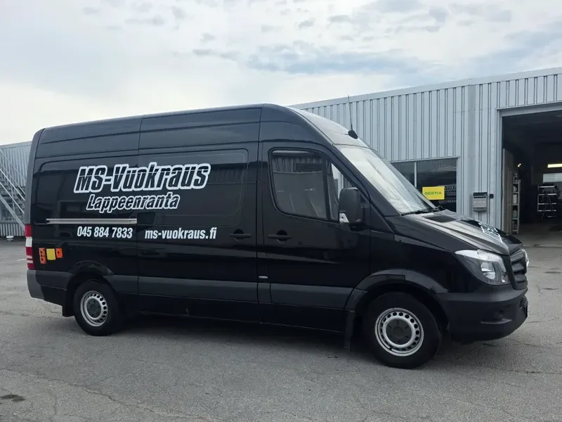 Pakettiauto MB Sprinter + takalaitanostin 12 m³ – vuokralla MS-Vuokraukselta Lappeenrannassa