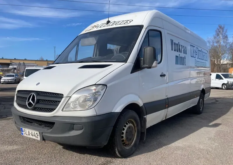Pakettiauto MB Sprinter + takalaitanostin 13,5 m³ – vuokralla MS-Vuokraukselta Lappeenrannassa